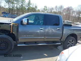 2015 Nissan Titan SV z VIN 1N6AA0EC4FN500837, wystawiony jako IAAI lot #42004647 z przebiegiem 140 603 mil mil oraz . Historia ofert i sprzedaży dostępna na DreamBid. Obrazek 15.
