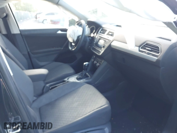 2020 Volkswagen Tiguan S z VIN 3VV1B7AX7LM133084, wystawiony jako IAAI lot #42597631 z przebiegiem 84 415 mil mil oraz . Historia ofert i sprzedaży dostępna na DreamBid. Obrazek 5.