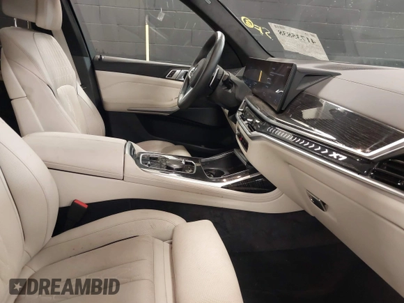 2025 BMW X7 xDrive40i with VIN 5UX23EM02S9X10070, listed as a IAAI auction lot 41735838 with 5,523 mi miles. Bid and sale history available at carsss.com. Image 5.