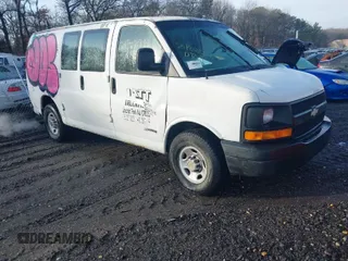 2004 Chevrolet Express Cargo z VIN 1GCHG35UX41177022, wystawiony jako IAAI lot #41353145 z przebiegiem 179 227 mil mil oraz . Historia ofert i sprzedaży dostępna na DreamBid. Obrazek 1.