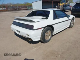 1986 Pontiac Fiero z VIN 1G2PF3790GP231392, wystawiony jako IAAI lot #41870267 z przebiegiem 156 718 mil mil oraz . Historia ofert i sprzedaży dostępna na DreamBid. Obrazek 4.