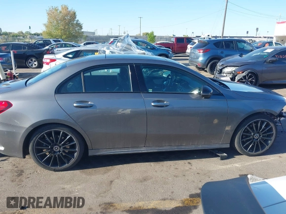 2019 Mercedes-Benz A 220 z VIN WDD3G4FB4KW001165, wystawiony jako IAAI lot #42153614 z przebiegiem 65 687 mil mil oraz . Historia ofert i sprzedaży dostępna na DreamBid. Obrazek 14.