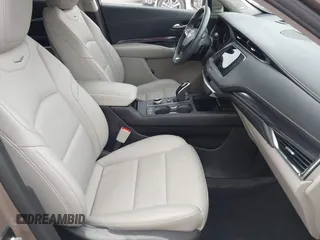 2023 Cadillac XT4 FWD Luxury z VIN 1GYAZAR43PF152992, wystawiony jako IAAI lot #42160015 z przebiegiem 29 466 mil mil oraz . Historia ofert i sprzedaży dostępna na DreamBid. Obrazek 5.