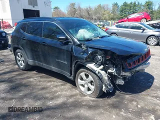 2019 Jeep Compass Latitude z VIN 3C4NJDBB2KT593620, wystawiony jako IAAI lot #42147809 z przebiegiem 124 940 mil mil oraz . Historia ofert i sprzedaży dostępna na DreamBid. Obrazek 1.