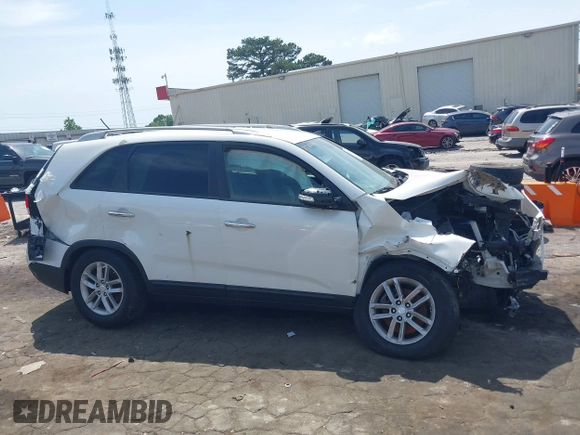 2014 Kia Sorento LX z VIN 5XYKT3A67EG517690, wystawiony jako IAAI lot #42273150 z przebiegiem 152 070 mil mil oraz . Historia ofert i sprzedaży dostępna na DreamBid. Obrazek 14.