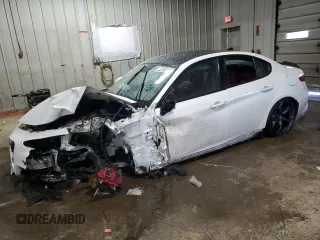 2018 Alfa Romeo Giulia Ti Sport z VIN ZARFAECN5J7576726, wystawiony jako Copart lot #44971045 z przebiegiem Nie podano mil oraz Tytuł czysty. Historia ofert i sprzedaży dostępna na DreamBid. Obrazek 1.