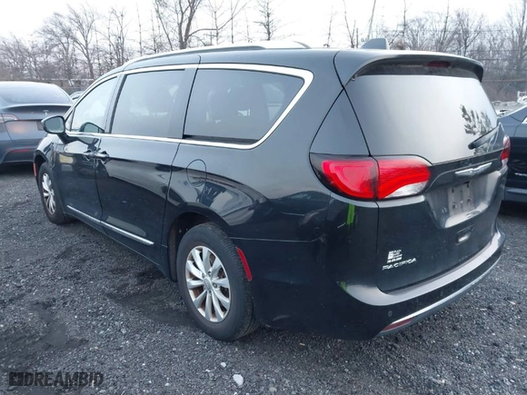 2019 Chrysler Pacifica Touring L with VIN 2C4RC1BG2KR526198, listed as a IAAI auction lot 41229993 with 46,639 mi miles. Bid and sale history available at carsss.com. Image 3.