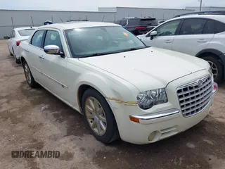 2008 Chrysler 300 C Hemi z VIN 2C3KA63H78H253810, wystawiony jako IAAI lot #42184500 z przebiegiem 112 271 mil mil oraz . Historia ofert i sprzedaży dostępna na DreamBid. Obrazek 1.