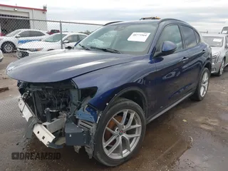 2018 Alfa Romeo Stelvio Sport z VIN ZASFAKPN8J7B82504, wystawiony jako IAAI lot #40811033 z przebiegiem 74 165 mil mil oraz . Historia ofert i sprzedaży dostępna na DreamBid. Obrazek 2.