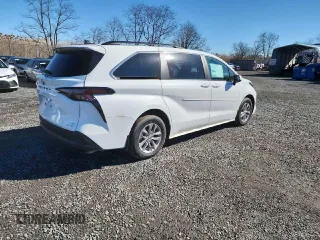2024 Toyota Sienna LE with VIN 5TDBSKFC9RS138713, listed as a Copart auction lot 43769795 with 10 mi miles and Salvage Title. Bid and sale history available at carsss.com. Image 4.
