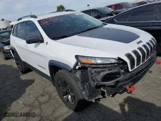 2018 Jeep Cherokee Trailhawk with VIN 1C4PJMBBXJD547143, listed as a Copart auction lot 70879803 with 84,693 mi miles and Salvage Title. Bid and sale history available at carsss.com. Image 4.