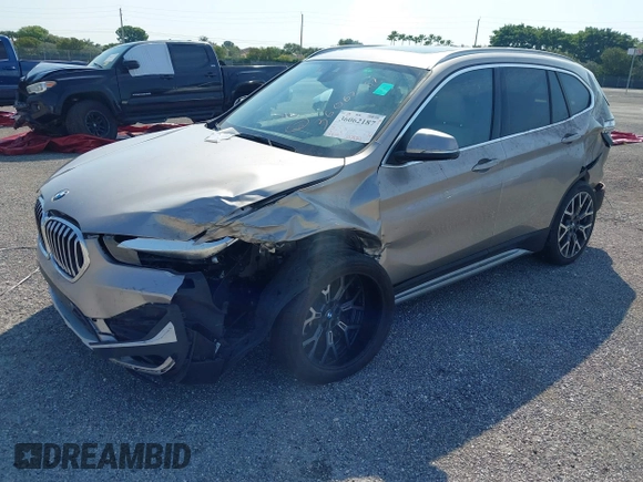 2021 BMW X1 sDrive28i z VIN WBXJG7C09M5U26043, wystawiony jako IAAI lot #36062187 z przebiegiem 14 844 mil mil oraz . Historia ofert i sprzedaży dostępna na DreamBid. Obrazek 2.