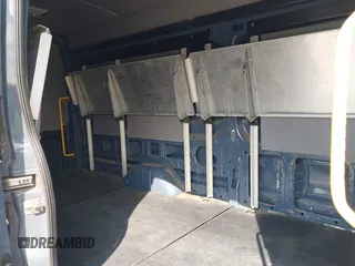 2019 Ford Transit z VIN 1FTYR3XM5KKB13744, wystawiony jako IAAI lot #41768047 z przebiegiem 106 212 mil mil oraz . Historia ofert i sprzedaży dostępna na DreamBid. Obrazek 8.