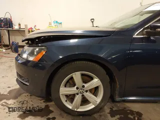2013 Volkswagen Passat SE z VIN 1VWBP7A35DC095324, wystawiony jako IAAI lot #41970168 z przebiegiem 141 349 mil mil oraz . Historia ofert i sprzedaży dostępna na DreamBid. Obrazek 17.