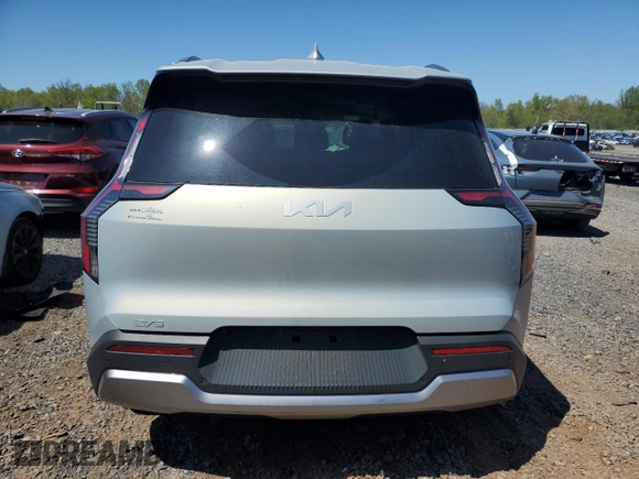 2024 Kia EV9 Wind z VIN KNDAFFS57R6050905, wystawiony jako Copart lot #53863965 z przebiegiem 10 210 mil mil oraz Szkoda całkowita • Salvage title. Historia ofert i sprzedaży dostępna na DreamBid. Obrazek 6.