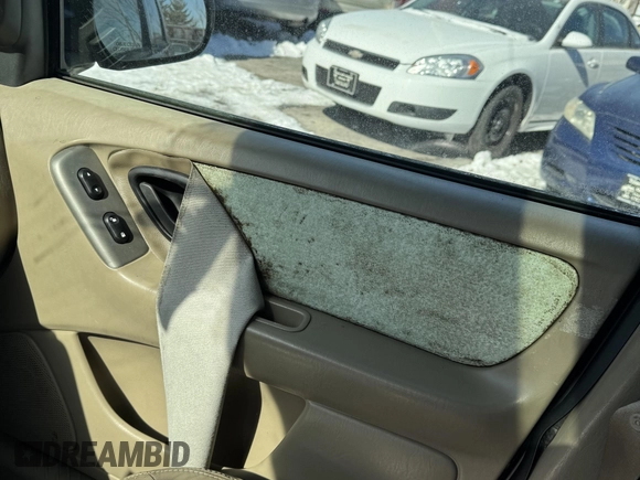 2004 Ford Escape Limited with VIN 1FMCU94144KA88842, listed as a IAAI auction lot 41643194 with 148,082 mi miles. Bid and sale history available at carsss.com. Image 12.