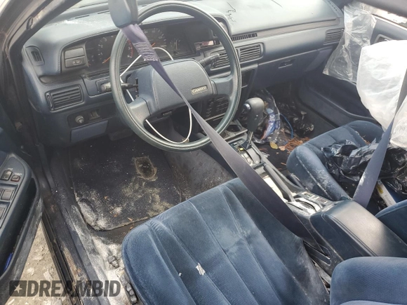 1989 Toyota Camry z VIN 4T1SV22E0KU032677, wystawiony jako Copart lot #46308555 z przebiegiem 993 896 mil mil oraz Czysty tytuł • Clean title. Historia ofert i sprzedaży dostępna na DreamBid. Obrazek 8.