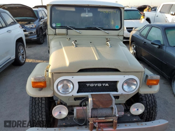 1977 Toyota Land Cruiser z VIN FJ40251338, wystawiony jako Copart lot #74954094 z przebiegiem 83 230 mil mil oraz Szkoda całkowita • Salvage title. Historia ofert i sprzedaży dostępna na DreamBid. Obrazek 12.