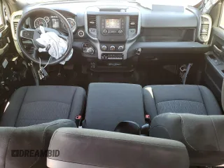 2024 Ram 2500 Tradesman z VIN 3C6UR5CJ4RG228480, wystawiony jako Copart lot #57084275 z przebiegiem 1 014 mil mil oraz Szkoda całkowita • Salvage title. Historia ofert i sprzedaży dostępna na DreamBid. Obrazek 8.