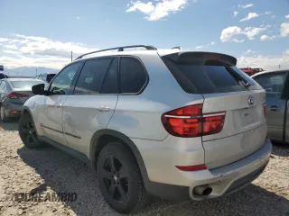 2013 BMW X5 xDrive35i z VIN 5UXZV4C50D0E05712, wystawiony jako Copart lot #57557575 z przebiegiem 118 243 mil mil oraz Szkoda całkowita • Salvage title. Historia ofert i sprzedaży dostępna na DreamBid. Obrazek 2.