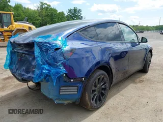 2024 Tesla Model Y Long Range z VIN 7SAYGDEE4RA247532, wystawiony jako IAAI lot #42205480 z przebiegiem 21 273 mil mil oraz . Historia ofert i sprzedaży dostępna na DreamBid. Obrazek 4.