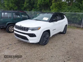 2023 Jeep Compass (RED) Edition z VIN 3C4NJDCN0PT524005, wystawiony jako IAAI lot #42628948 z przebiegiem 34 737 mil mil oraz . Historia ofert i sprzedaży dostępna na DreamBid. Obrazek 18.