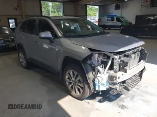 2021 Toyota RAV4 XLE Premium z VIN 2T3A1RFV6MC157009, wystawiony jako IAAI lot #42616987 z przebiegiem 24 300 mil mil oraz . Historia ofert i sprzedaży dostępna na DreamBid. Obrazek 1.