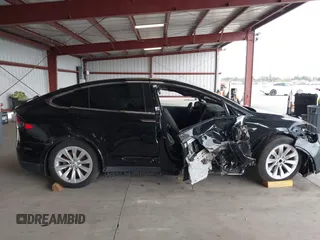 2017 Tesla Model X 90D z VIN 5YJXCAE21HF041207, wystawiony jako IAAI lot #41766065 z przebiegiem Nie podano mil oraz . Historia ofert i sprzedaży dostępna na DreamBid. Obrazek 13.