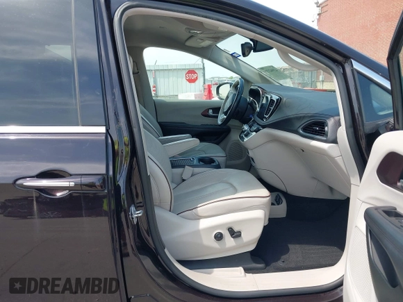 2017 Chrysler Pacifica Limited with VIN 2C4RC1GG8HR583927, listed as a IAAI auction lot 42062739 with 159,234 mi miles and . Bid and sale history available at DreamBid. Image 5.