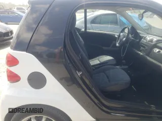 2010 Smart fortwo Pure z VIN WMEEJ3BA4AK342214, wystawiony jako Copart lot #62726614 z przebiegiem 110 472 mil mil oraz Szkoda całkowita • Salvage title. Historia ofert i sprzedaży dostępna na DreamBid. Obrazek 10.