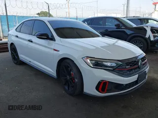 2024 Volkswagen Jetta GLI 40th Anniversary Edition z VIN 3VW9T7BU4RM000940, wystawiony jako IAAI lot #41851787 z przebiegiem 29 529 mil mil oraz . Historia ofert i sprzedaży dostępna na DreamBid. Obrazek 1.