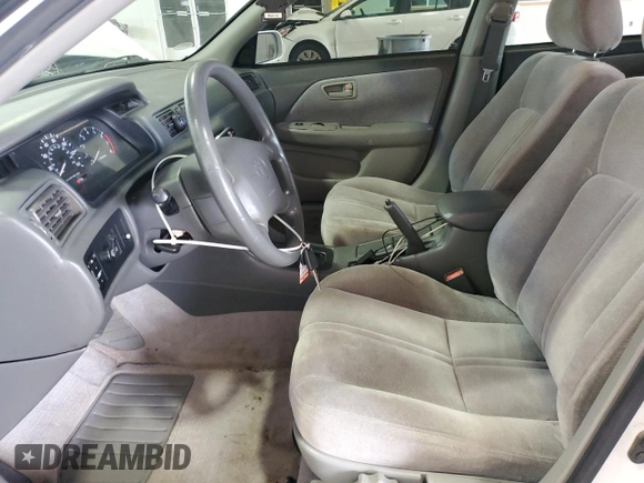 1998 Toyota Camry LE z VIN 4T1BF22K1WU048928, wystawiony jako Copart lot #57654365 z przebiegiem 132 087 mil mil oraz Czysty tytuł • Clean title. Historia ofert i sprzedaży dostępna na DreamBid. Obrazek 7.