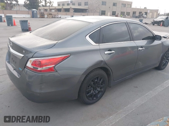 2014 Nissan Altima 2.5 S with VIN 1N4AL3AP5EN332279, listed as a IAAI auction lot 42022777 with 187,344 mi miles. Bid and sale history available at carsss.com. Image 4.