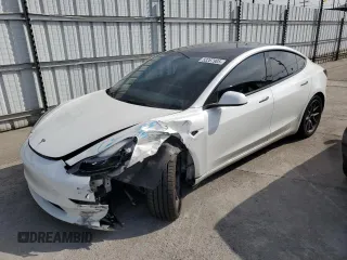 2021 Tesla Model 3 Standard Range Plus z VIN 5YJ3E1EA8MF098935, wystawiony jako Copart lot #53267905 z przebiegiem 116 673 mil mil oraz Szkody całkowita. Historia ofert i sprzedaży dostępna na DreamBid. Obrazek 1.