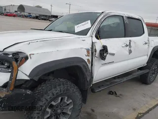 2017 Toyota Tacoma SR5 z VIN 5TFCZ5AN3HX109338, wystawiony jako IAAI lot #41336668 z przebiegiem 95 748 mil mil oraz . Historia ofert i sprzedaży dostępna na DreamBid. Obrazek 6.