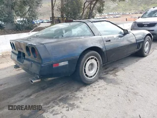 1985 Chevrolet Corvette z VIN 1G1YY0789F5126238, wystawiony jako IAAI lot #41699128 z przebiegiem 108 590 mil mil oraz . Historia ofert i sprzedaży dostępna na DreamBid. Obrazek 4.