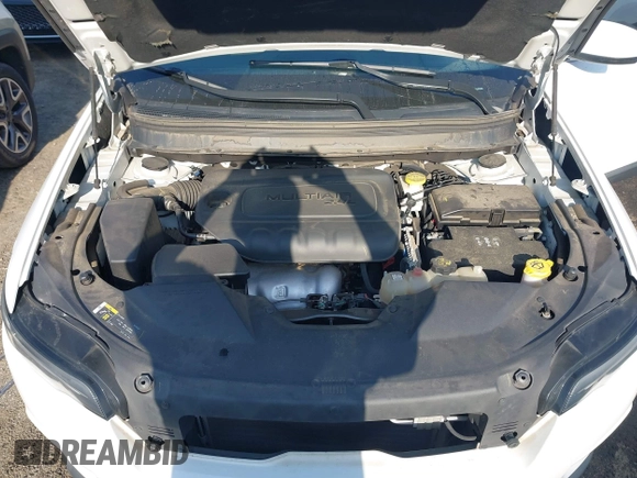 2019 Jeep Cherokee Latitude Plus z VIN 1C4PJLLBXKD308346, wystawiony jako IAAI lot #42146125 z przebiegiem 94 066 mil mil oraz . Historia ofert i sprzedaży dostępna na DreamBid. Obrazek 10.