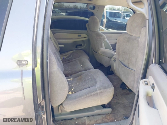 2000 Chevrolet Suburban LS with VIN 3GNEC16T2YG104878, listed as a IAAI auction lot 40464441 with 233,868 mi miles. Bid and sale history available at carsss.com. Image 8.