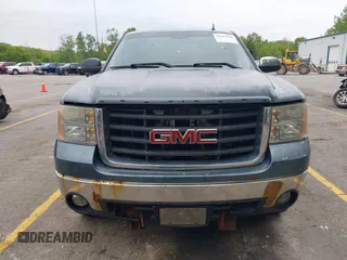 2009 GMC Sierra 2500HD SLE z VIN 1GTHK59K39E106487, wystawiony jako IAAI lot #42367240 z przebiegiem 215 276 mil mil oraz . Historia ofert i sprzedaży dostępna na DreamBid. Obrazek 12.