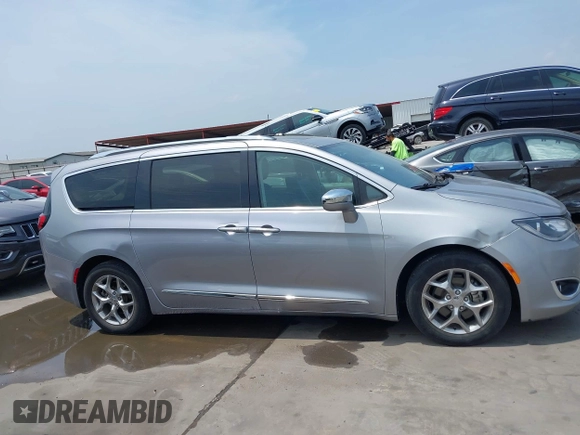 2018 Chrysler Pacifica Limited z VIN 2C4RC1GG2JR232677, wystawiony jako IAAI lot #42274816 z przebiegiem 136 402 mil mil oraz . Historia ofert i sprzedaży dostępna na DreamBid. Obrazek 13.