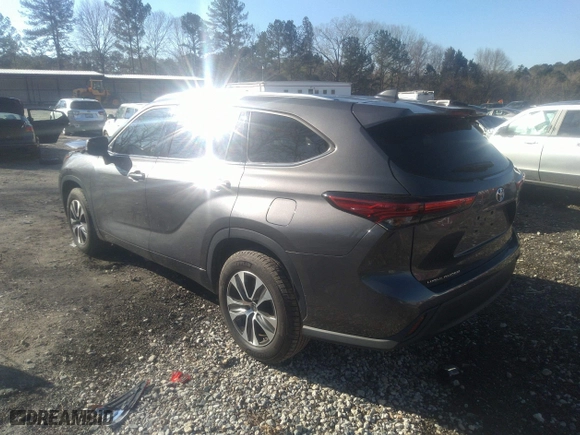 2021 Toyota Highlander XLE with VIN 5TDGZRAH4MS063067, listed as a IAAI auction lot 41740221 with 68,376 mi miles. Bid and sale history available at carsss.com. Image 3.