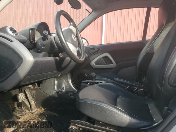 2013 Smart fortwo Pure z VIN WMEEJ3BA8DK619967, wystawiony jako Copart lot #49723735 z przebiegiem Nie podano mil oraz Tytuł czysty. Historia ofert i sprzedaży dostępna na DreamBid. Obrazek 7.