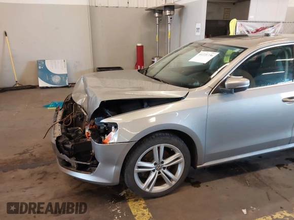 2014 Volkswagen Passat SE z VIN 1VWBN7A36EC064753, wystawiony jako IAAI lot #41221736 z przebiegiem 106 105 mil mil oraz . Historia ofert i sprzedaży dostępna na DreamBid. Obrazek 6.