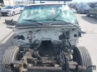 1999 Chevrolet Silverado 2500 z VIN 1GBGC24U2XE246595, wystawiony jako IAAI lot #41865596 z przebiegiem Nie podano mil oraz . Historia ofert i sprzedaży dostępna na DreamBid. Obrazek 10.