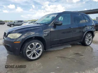 2013 BMW X5 M z VIN 5YMGY0C54DLL15832, wystawiony jako Copart lot #60977565 z przebiegiem 80 385 mil mil oraz Czysty tytuł • Clean title. Historia ofert i sprzedaży dostępna na DreamBid. Obrazek 1.