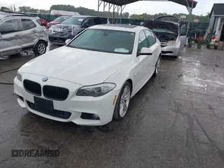 2013 BMW 5 Series 550i z VIN WBAFR9C55DD226915, wystawiony jako IAAI lot #42321584 z przebiegiem 136 974 mil mil oraz . Historia ofert i sprzedaży dostępna na DreamBid. Obrazek 2.