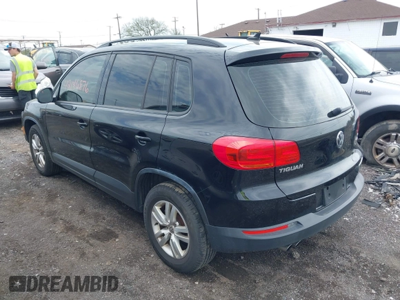 2017 Volkswagen Tiguan S z VIN WVGBV7AX1HK031235, wystawiony jako IAAI lot #42146876 z przebiegiem 95 028 mil mil oraz . Historia ofert i sprzedaży dostępna na DreamBid. Obrazek 3.