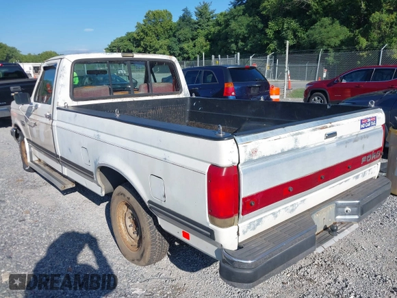 1990 Ford F-150 z VIN 1FTDF15N1LNA49113, wystawiony jako IAAI lot #42831924 z przebiegiem 48 253 mil mil oraz . Historia ofert i sprzedaży dostępna na DreamBid. Obrazek 3.