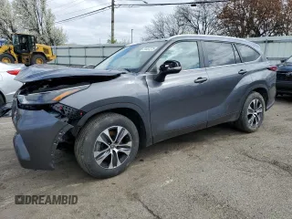 2024 Toyota Highlander LE z VIN 5TDKDRAH8RS053920, wystawiony jako Copart lot #51061275 z przebiegiem 30 334 mil mil oraz Tytuł czysty. Historia ofert i sprzedaży dostępna na DreamBid. Obrazek 1.