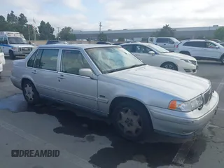 1998 Volvo S90 с VIN YV1KS9607W1138615, выставлен на аукционе IAAI как лот 42520176 с пробегом 149 458 миль миль и . История ставок и продаж доступна на DreamBid. Изображение 1.